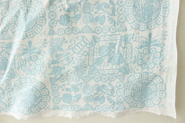 LINNETリネンプリント <br />ルーマニアのテーブル　白×水色